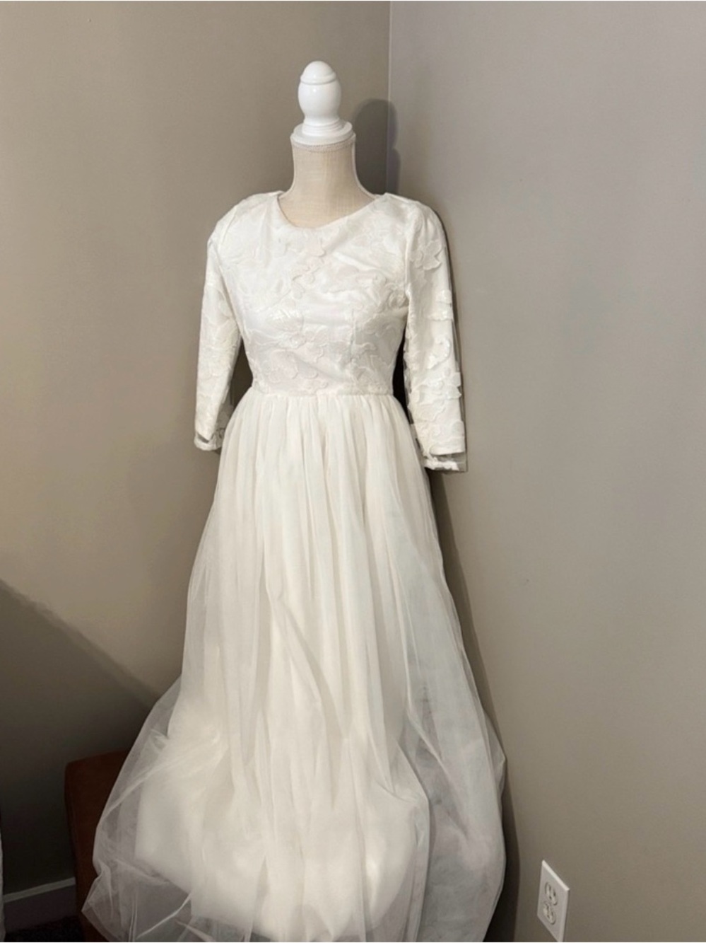 Affordable modest Dainty Jewells wedding dress - Picture 5 of 9